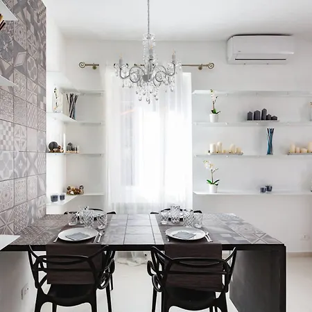 The Royal Crown Daire