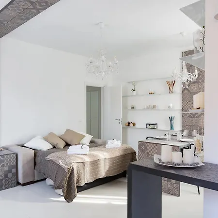 The Royal Crown Daire *