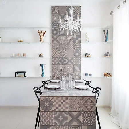 The Royal Crown Roma